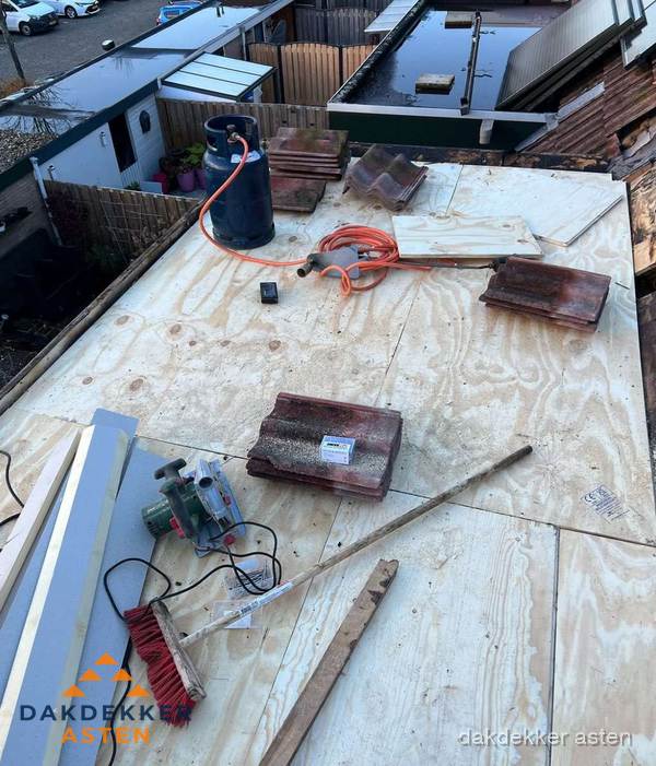 Dakreparatie werkzaamheden op plat dak met gereedschap in Asten Dakreparatie werkzaamheden op plat dak met gereedschap in Asten