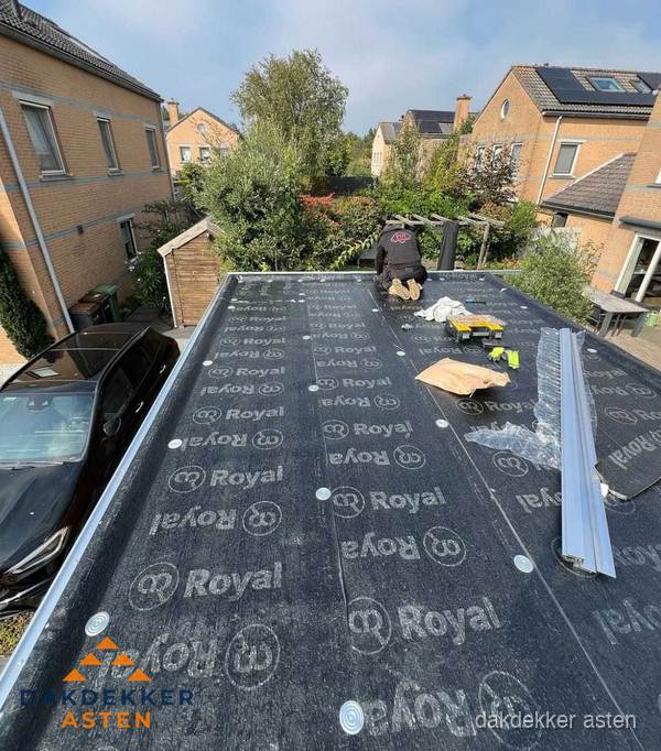 Dakdekker aan het werk op plat dak renovatie in Asten Dakdekker aan het werk op plat dak renovatie in Asten