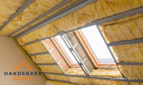 Schuin dak isoleren met glaswol bij dakraam in Asten Schuin dak isoleren met glaswol bij dakraam in Asten