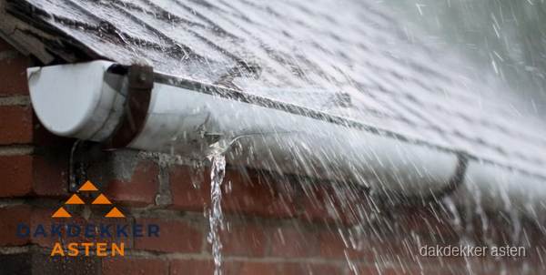 Lekkende dakgoot tijdens regenval in Asten Lekkende dakgoot tijdens regenval in Asten