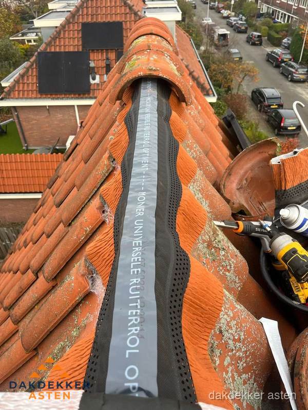 Dakdekker vervangt nokvorst met ruiterrol op pannendak in Asten Dakdekker vervangt nokvorst met ruiterrol op pannendak in Asten