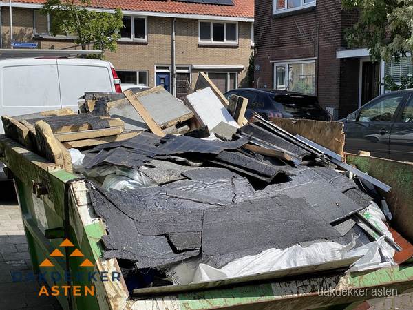 Afvalcontainer met gesloopt dakmateriaal tijdens dakkapel renovatie in Asten Afvalcontainer met gesloopt dakmateriaal tijdens dakkapel renovatie in Asten