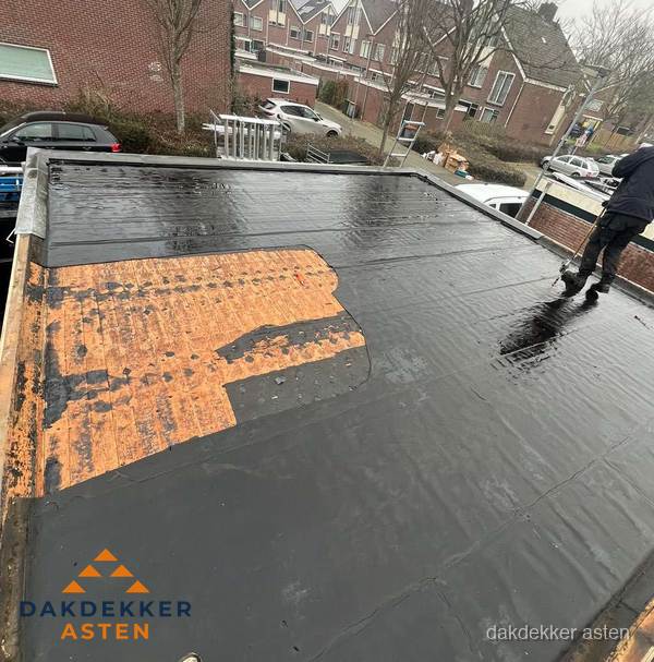 Dakdekker brengt EPDM dakbedekking aan op plat dak in Asten Dakdekker brengt EPDM dakbedekking aan op plat dak in Asten